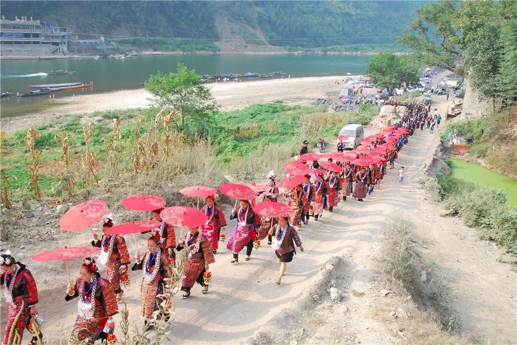 前几天,5000人载歌载舞齐聚五河村.