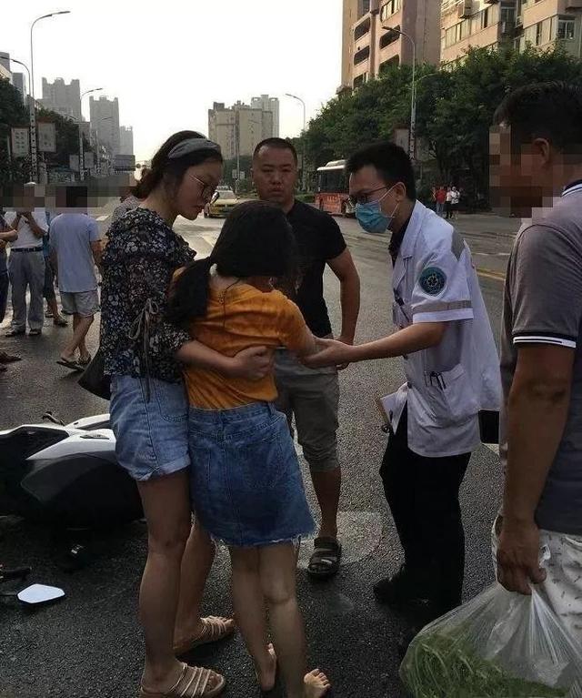 宜宾大街上一美女突然晕倒,接下来的一幕好暖心啊