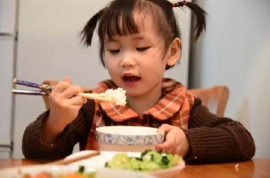                     3种饭影响娃发育，很多家庭中招，即使孩子爱吃，也要马上停止