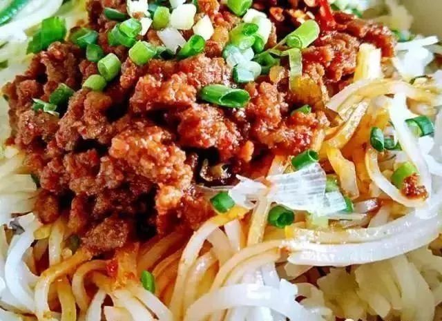 说起曲靖蒸饵丝的来历,时间可追溯到上个世纪80年代,当时在曲靖市学院