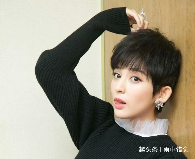 佟丽娅短发,有没有发现,这个西装,更显她的女人味以及妩媚