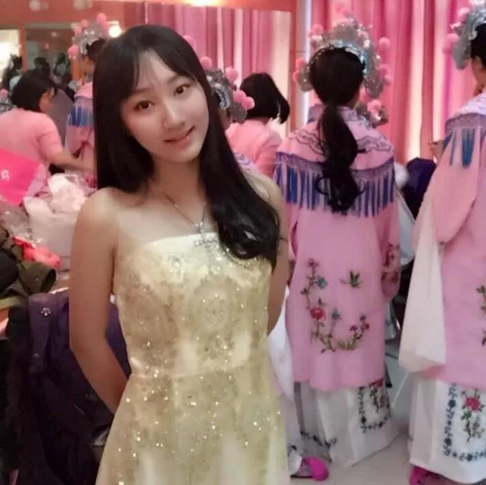 她是云飞前妻,老公星光大道成名后和她离婚,如今独自带女儿