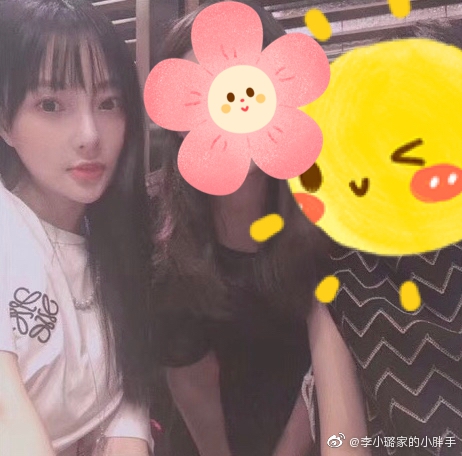 李小璐带女儿参加朋友聚会 6岁甜馨穿公主裙长