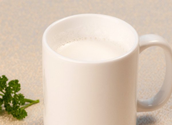                     原创            育儿：家长该怎么给宝宝选择牛奶？这些东西要认准了！