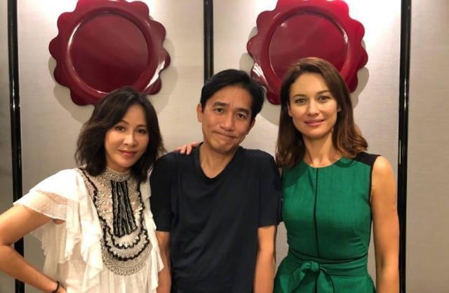 梁朝伟与美女合照老婆却在身旁伟仔像孩子一样手足无措
