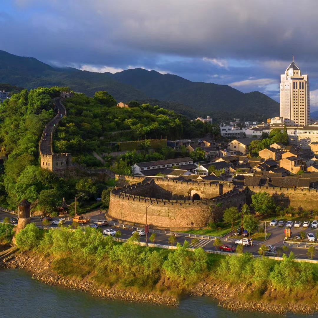 茶宗道源,羽人丹丘.海丝之初,府城古幽.飞檐仰望,山水画牖.