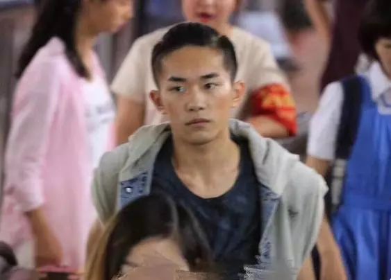 易烊千玺的电影为什么撤档 67540cfa9c1b455f90f24d1c7c6026c4.jpeg