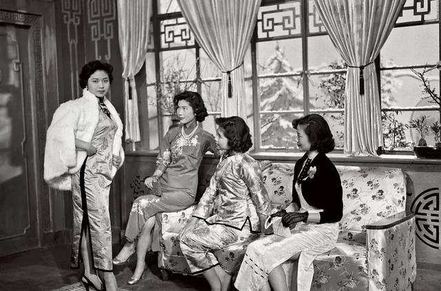 1950年代,中国妇女展示旗袍魅力.中新社记者吴岳 摄