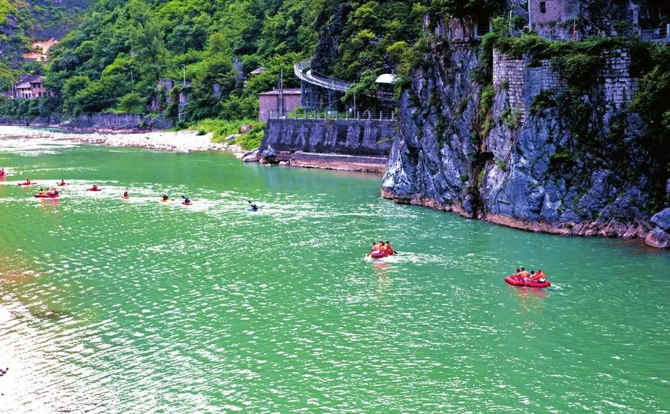 景区风景优美,负氧离子含量极高,夏季清凉,冬季有雪,乡村旅游发展蓬勃