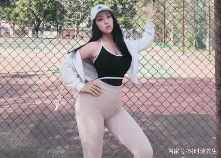 岛国健身女模,浑身散发野性美,弹力臀肉感十足