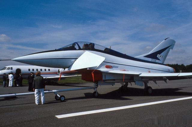 军工不易,1989年第38届巴黎航展中的歼-8ii已全面落后