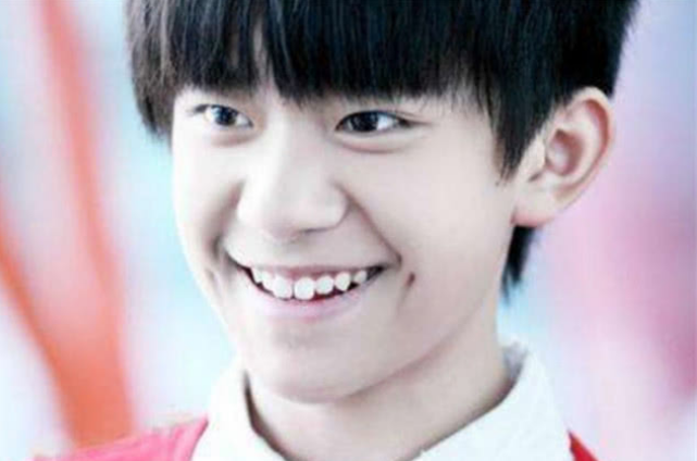 易烊千玺的手 7324b6340e91414e8dbd4a7ff71becd2.png