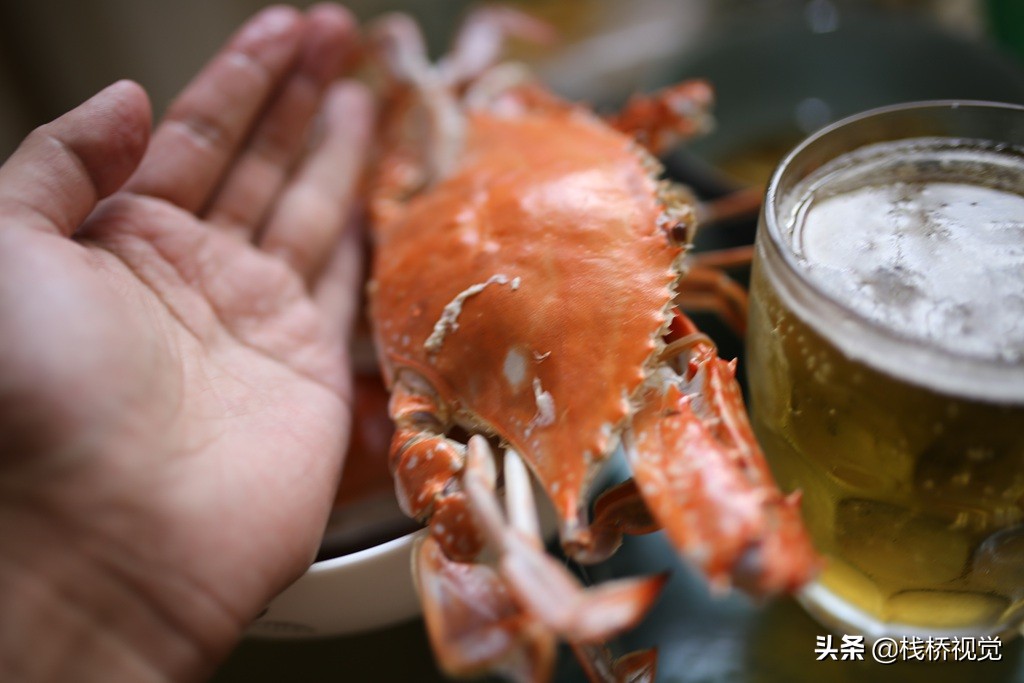 青岛:梭子蟹比猪肉便宜 吃货喝啤酒吃螃蟹