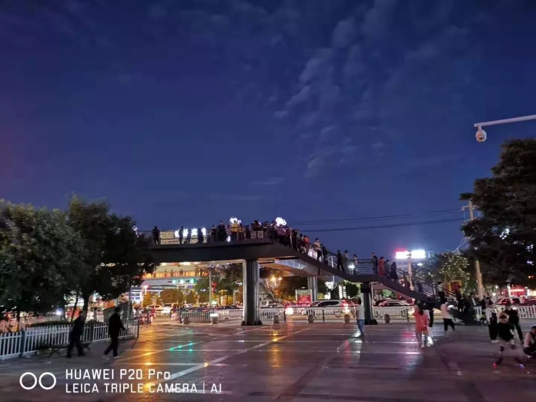 实拍定边首座环形过街天桥夜景美的像大城市