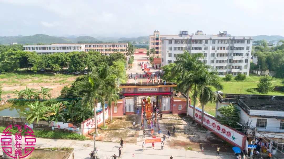 庞大的队伍整整齐齐的从沙河中学出发.