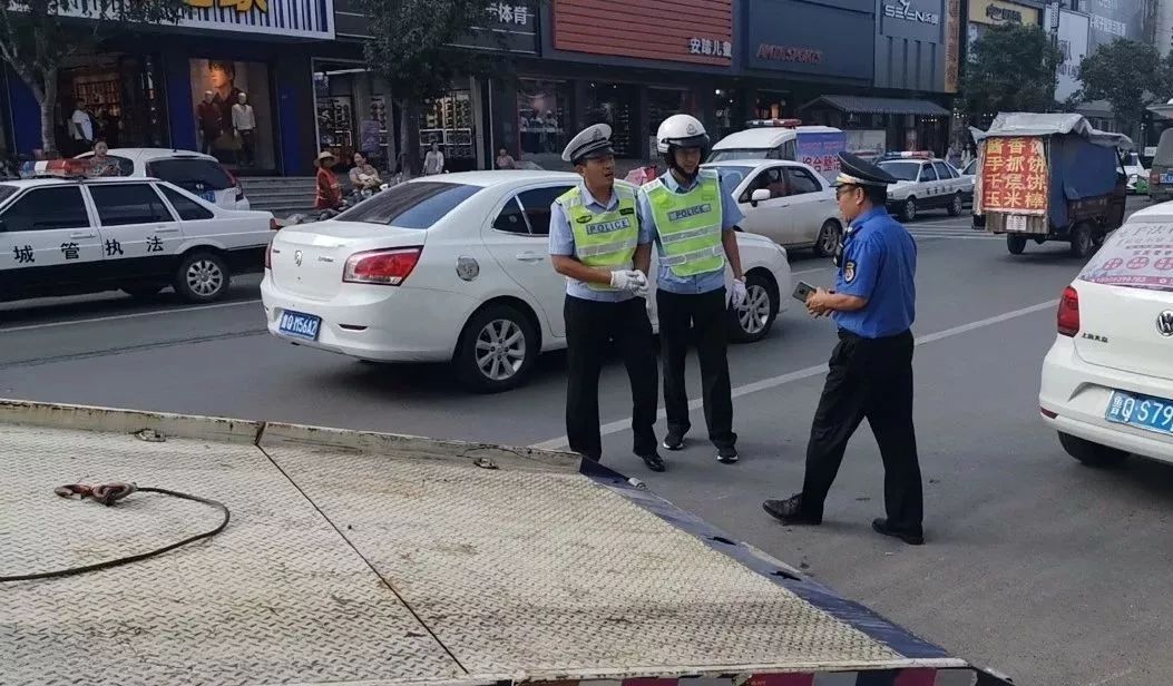 中心街多辆违停车被拖走!沂水四部门联合整治乱停车!