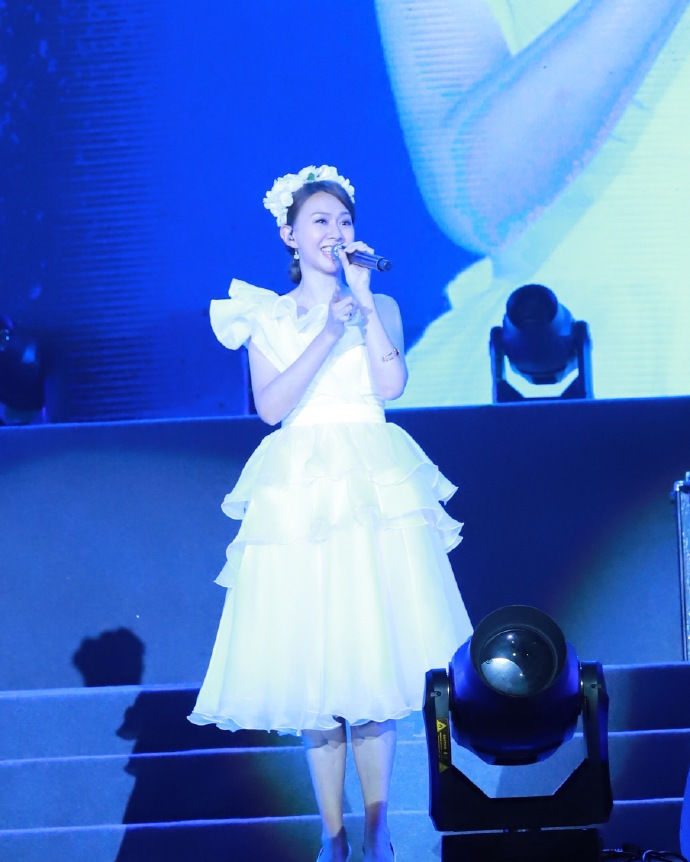 卓依婷深圳《依然记得》演唱会圆满落幕,终于看到了她