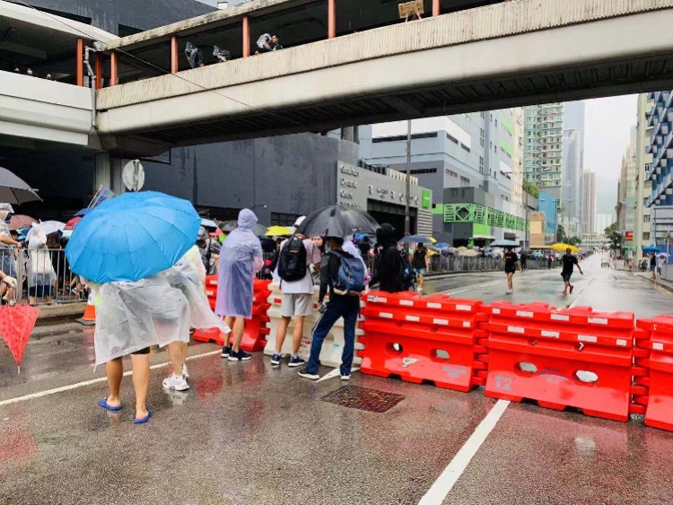 香港游行再有黑衣人堵塞交通破坏公物 大队继续前进无人制止 示威