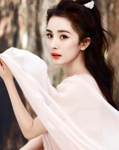 带杨的头像女生 9ab4e81615114533a162269798935ccd.jpeg