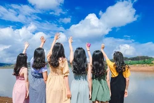 梦回往昔，分手后，为何他的身影依旧缠绕在梦境中？