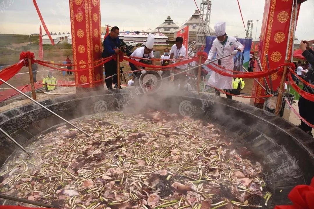 74真香内蒙古出炉中国最大锅手扒肉