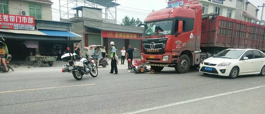 路口车祸 去含增镇路上,刚过环城红绿灯约五百米 来源江油本地论坛 编