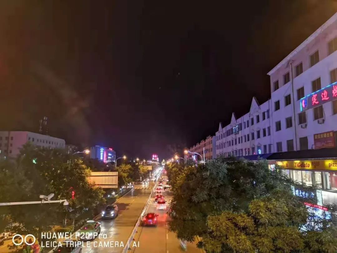 实拍定边首座环形过街天桥夜景美的像大城市