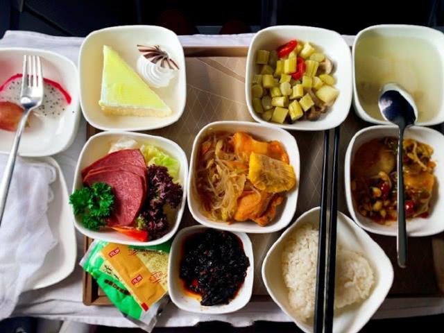 川航飞机餐再次挑战乘客底线这样的飞机餐就问你服不服
