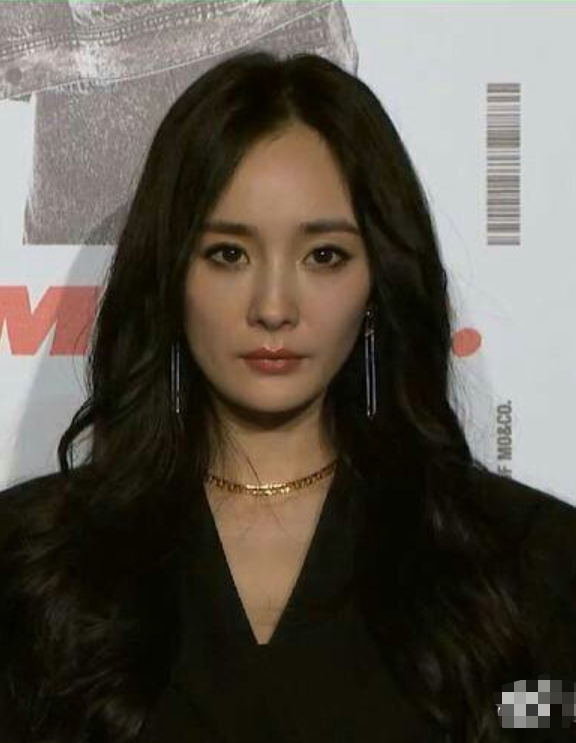 杨幂生图什么水平?化烟熏妆惹争议,没了精修