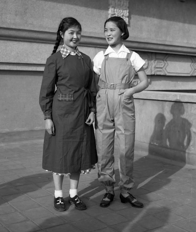 1960年代的工厂女孩们身穿简洁大方的夏季服装.中新社资料图片