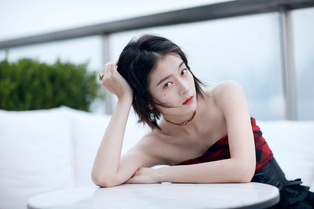抱腿坐沙发上的照片 e56662c8821947b1a5d445a103f5475b.jpeg