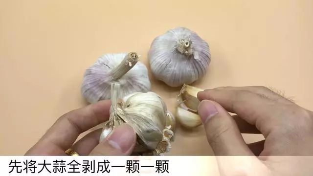 剥大蒜根本不用手,只要一个塑料袋,1分钟能剥一大袋