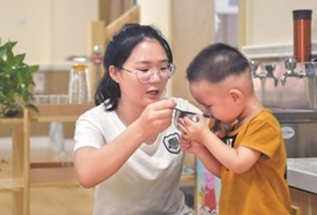                     处暑过后，3个时间别“强迫”娃喝水，增加脾胃负担，伤害娃健康