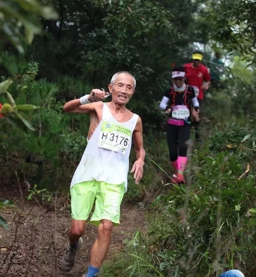 70岁老人爱上马拉松,"日马"首秀,奔跑中国!