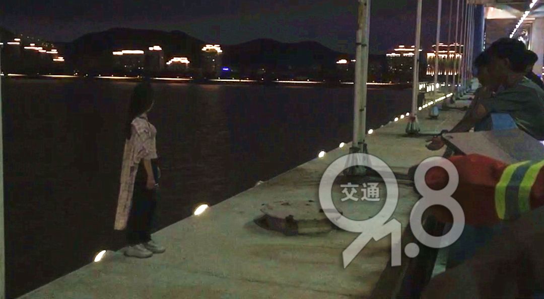 昨晚杭州一年轻女孩四桥上欲跳江又是前天那个
