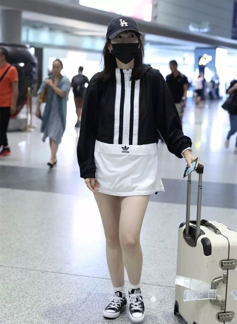 马蓉现身机场，戴口罩露出一双大白腿，真把自己当明星了！