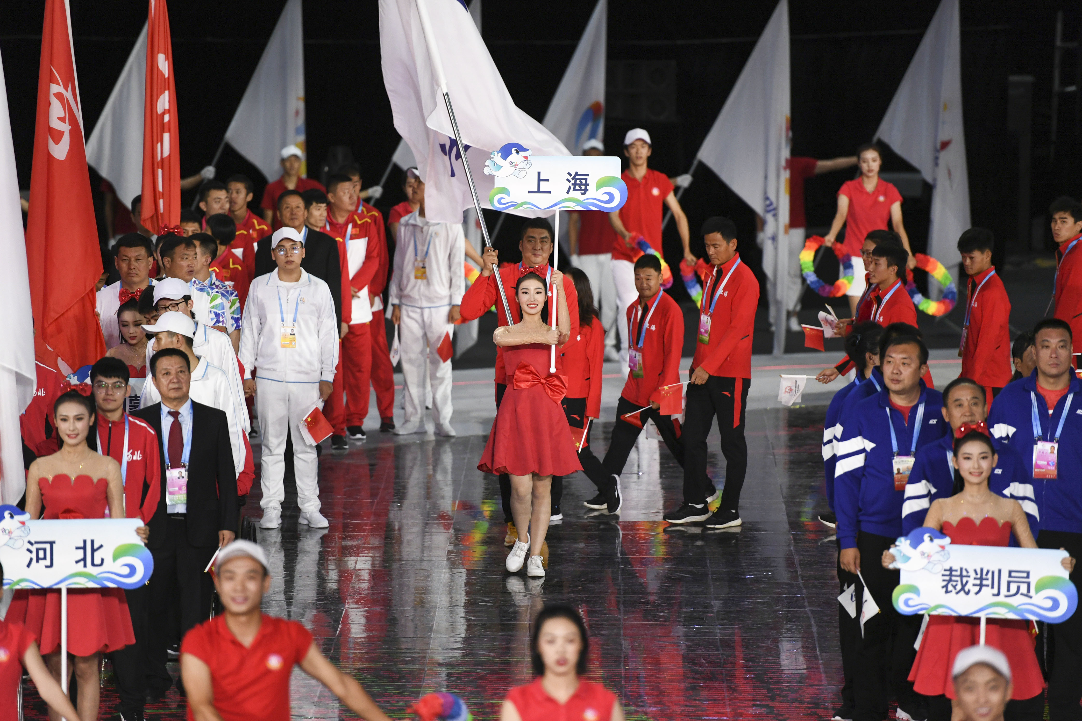 8月25日,上海市代表团在入场仪式上.