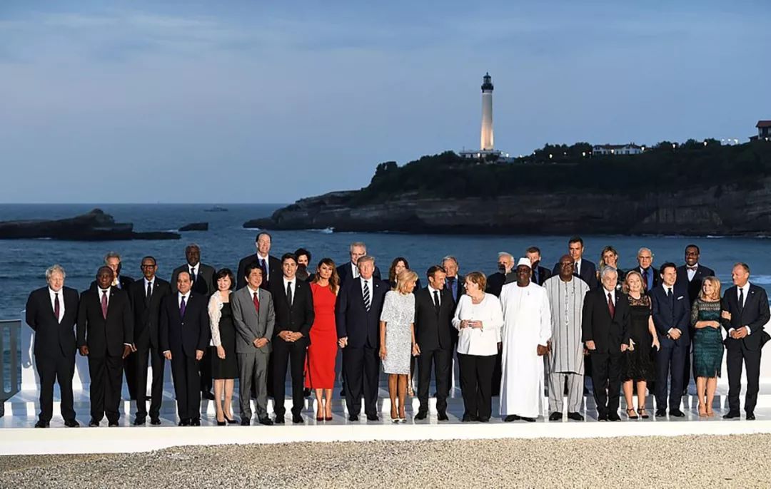 g7峰会大合照安倍昭惠被挤掉半个身子丈夫低头找名字更尴尬