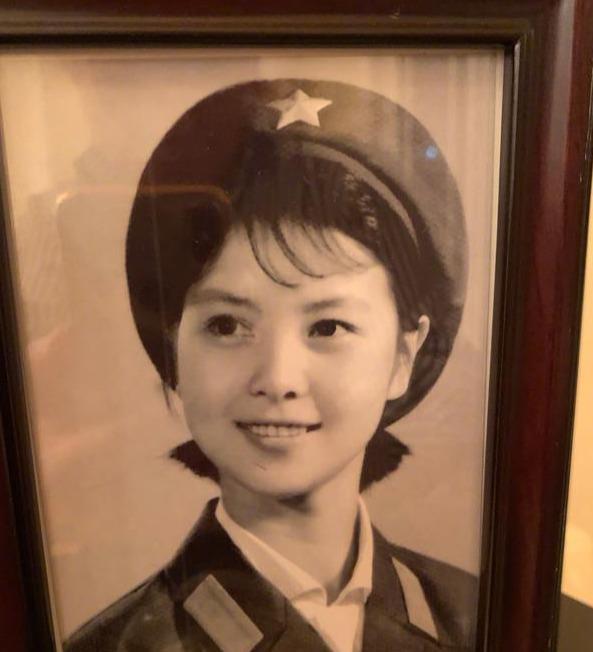 而即便张伟欣今年已经63岁了,但是保养得当的她看起来依旧年轻,与
