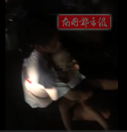 海口一轿车撞伤一对母子,司机不仅拒不下车还在车里抽烟,引起围观市民愤怒