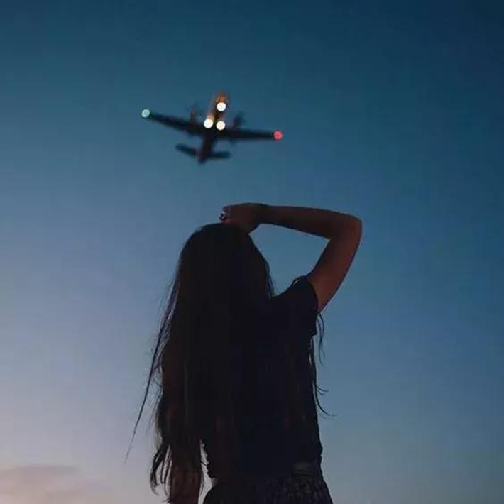 仰望天空中的飞机,表达一份孤独与思念.