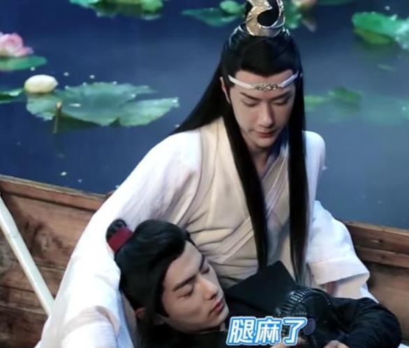 《陈情令》恩爱小花絮,肖战躺王一博怀里脱口说出三字