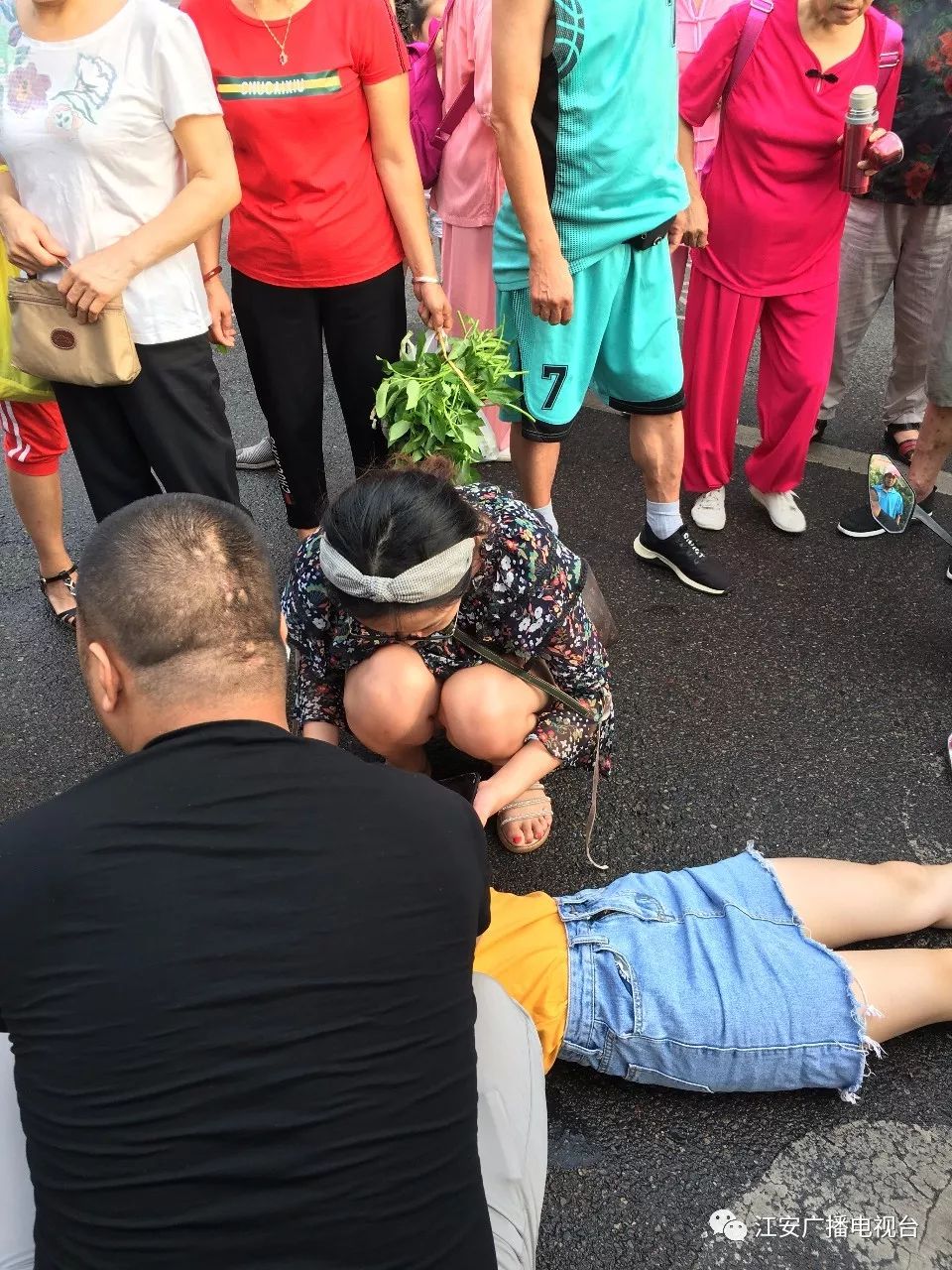 女子骑车摔倒意识模糊两名路人紧急救助