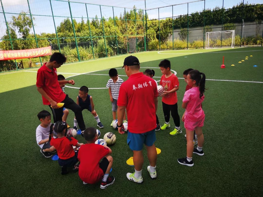 孩子们很快学会了足球的基本动作的练习,紧接着进入热身游戏环节