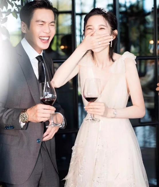 唐艺昕为张若昀庆祝生日,谁注意女方的穿着?两人表情说明一切