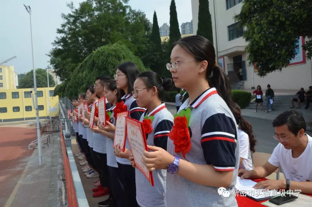 今天是新密开学第一天警察叔叔忙坏了来看二高实验高中开学典礼