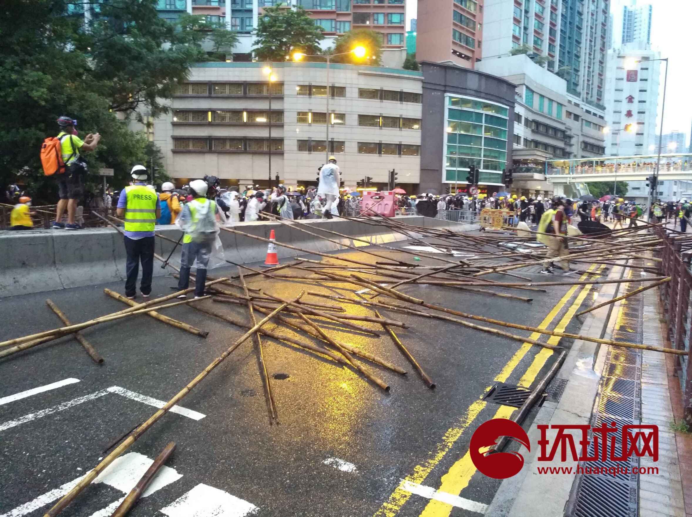 扔汽油弹,扔砖头,照激光…荃湾示威活动升级,36名暴徒被捕
