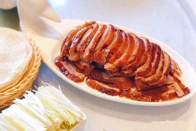 葛记坛子肉焖饼 郑州烤鸭推荐: 郑州烤鸭总店(人民路10号,紫荆山百货