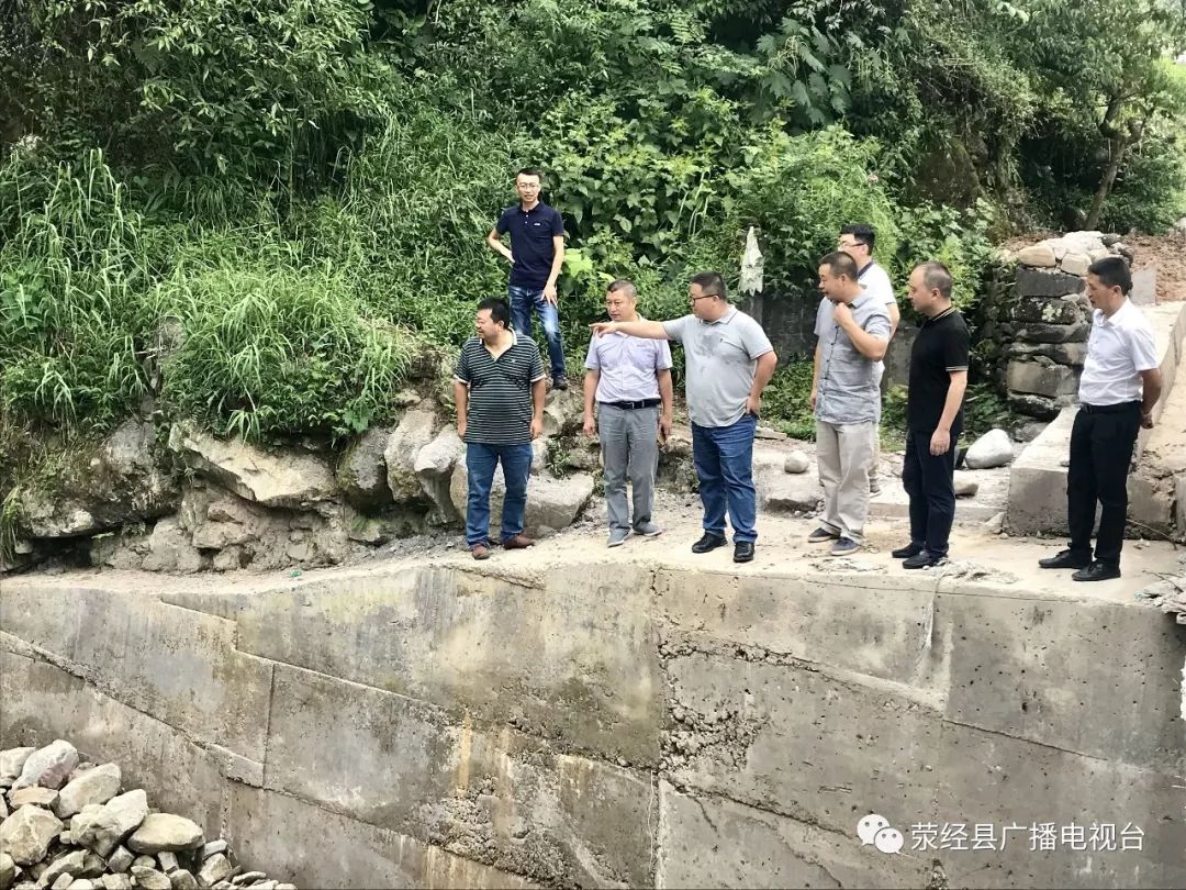 在泗坪乡民胜村,断机村等地,古玉军实地察看河道及治理工程推进情况
