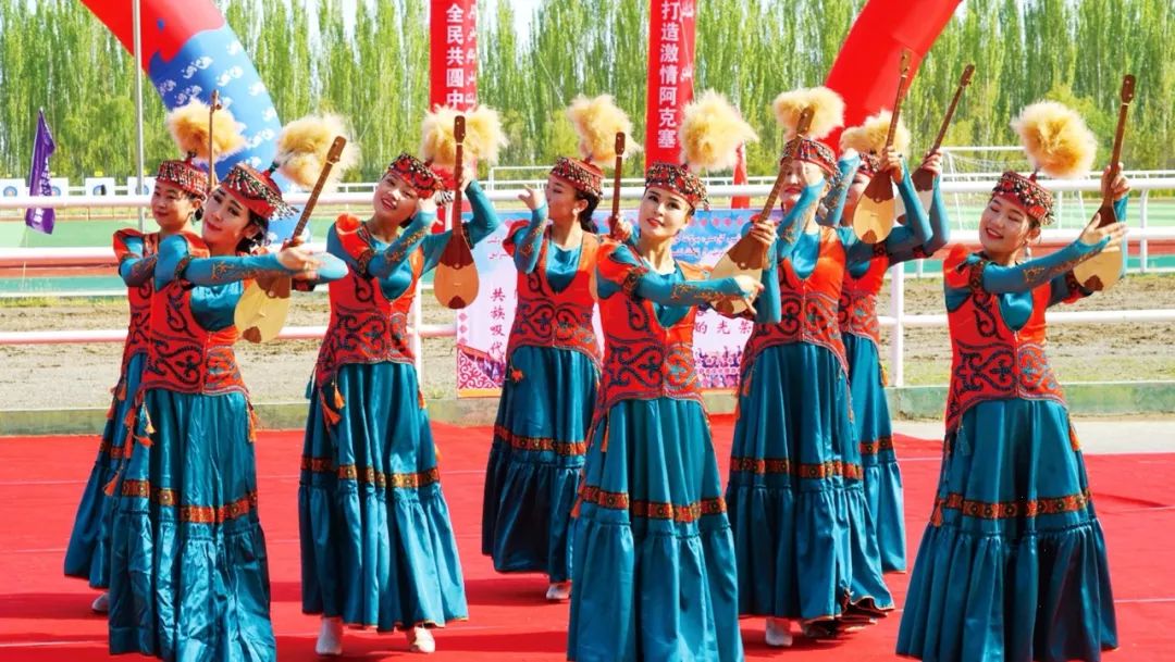 哈萨克族舞蹈表演(马晓伟 摄)65年来,阿克塞县发生了翻天覆地的变化